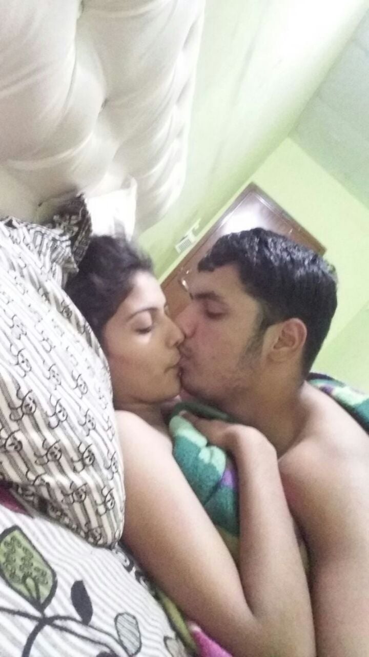 Indian sex pictures of young college couples enjoying home sex