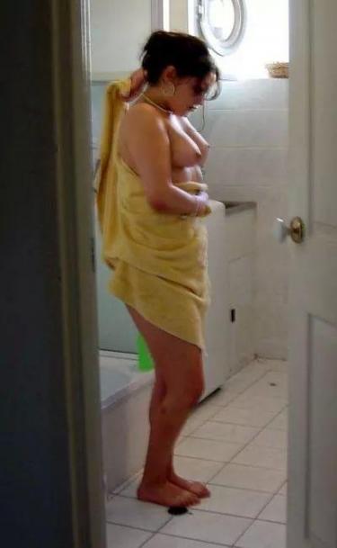 Desi nude pics of house wife taking a bath and clicking naughty pics