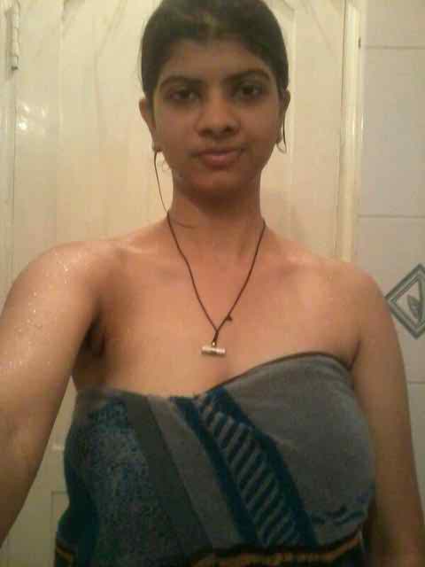 Desi nude pics of house wife taking a bath and clicking naughty pics