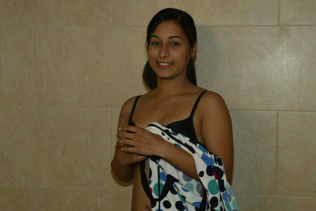 Hot and sexy pictures of Mumbai college girl striping