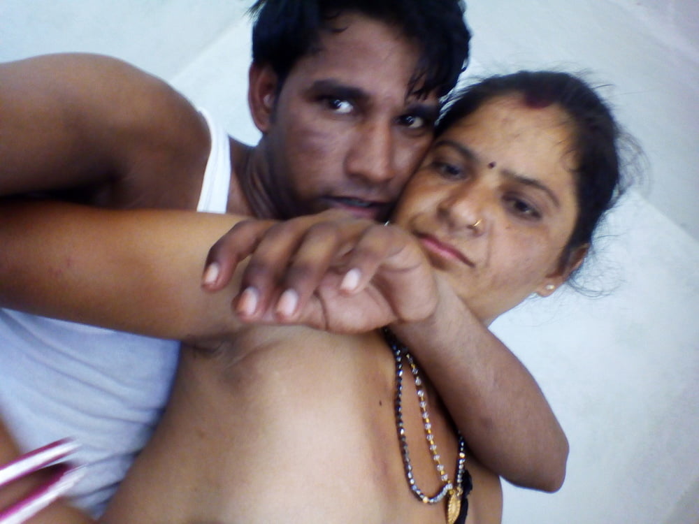 Dehati Bhabhi sex pics with her neighbor