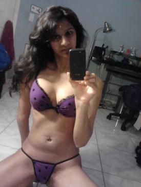 Sexy Indian girl clicks Seductive Selfies for lover