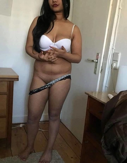 Private pics of a sexy house wife shared by one of our users