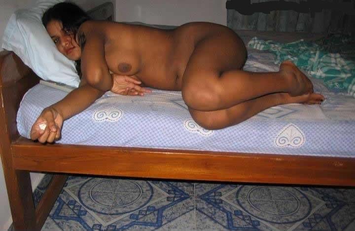 Mature big boobs house wives posing naked for lovers