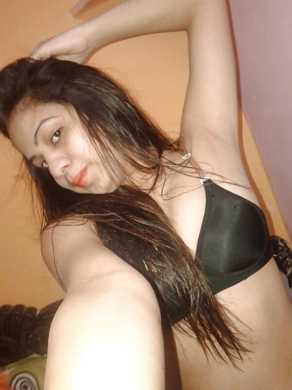 Amateur Indian girl nude photos leaked over