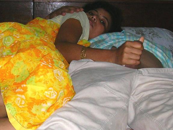 Free sexy pics of a desi bhabhi enjoying a hardcore home sex session