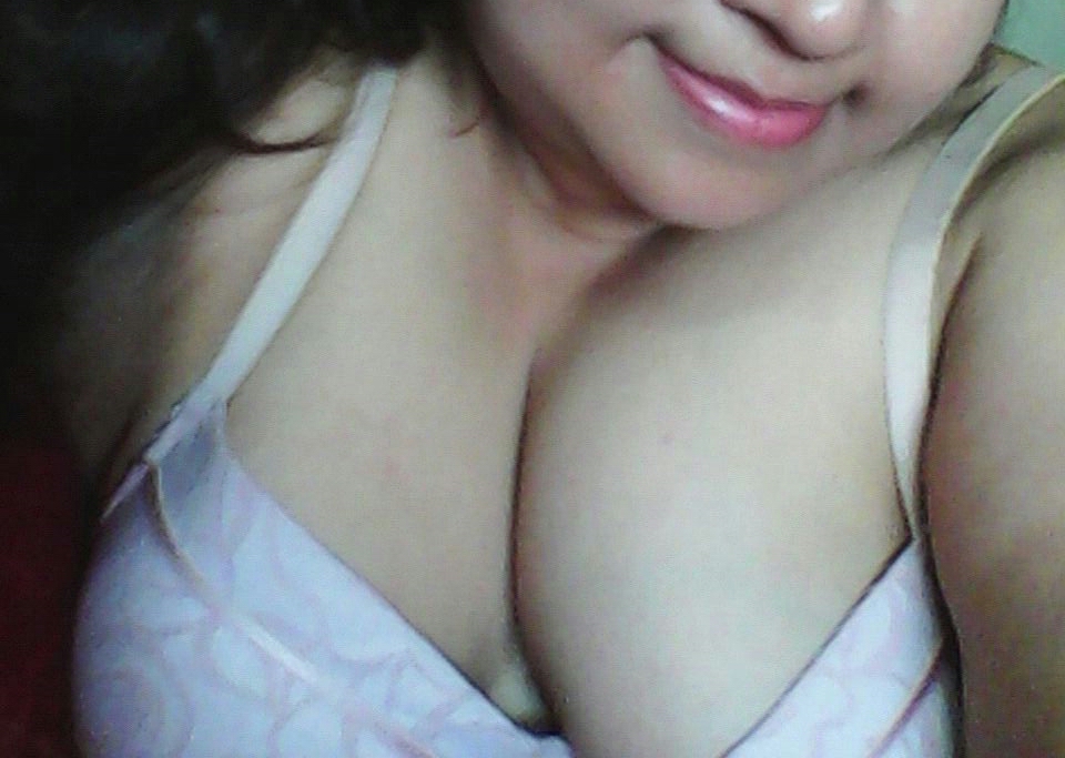 Desi bhabhi selfie pictures for her secret lover