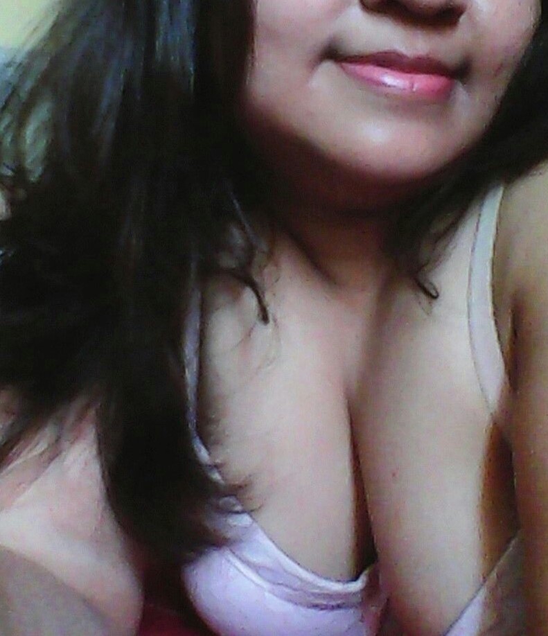 Desi bhabhi selfie pictures for her secret lover