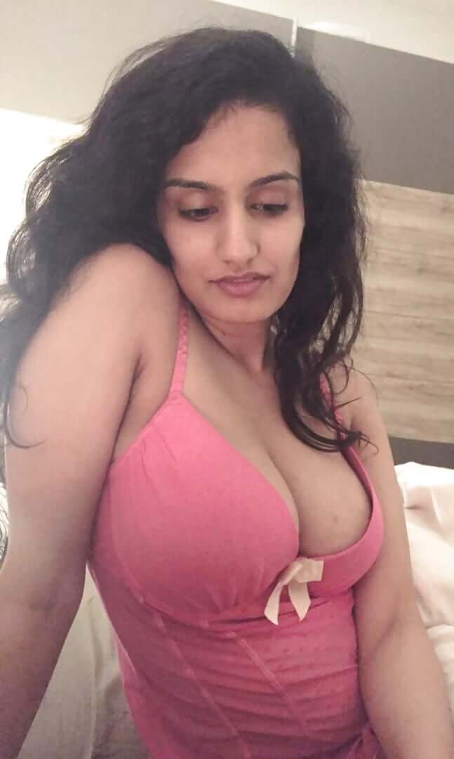 Indian nude pics of a sexy hot big boobs office girl
