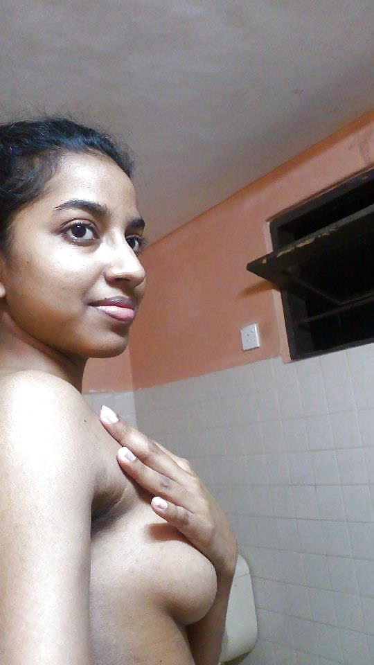 Cute looking Kerala girl invites you to see her hot pictures