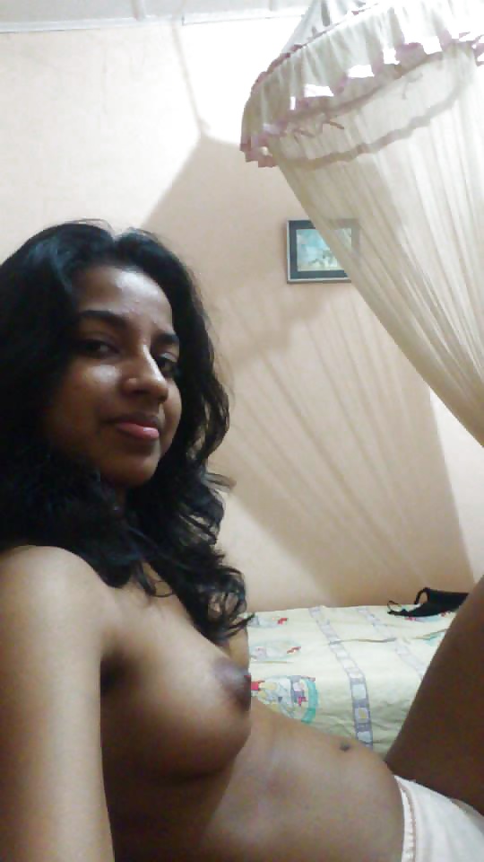 Cute looking Kerala girl invites you to see her hot pictures