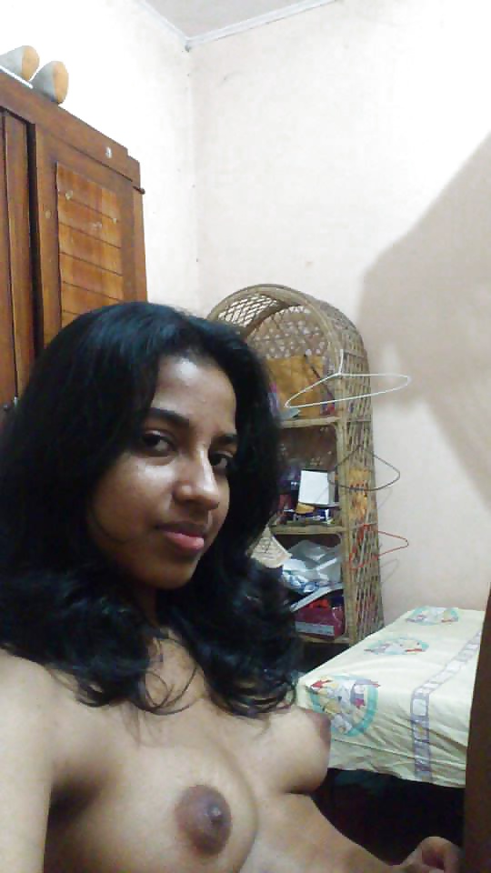 Cute looking Kerala girl invites you to see her hot pictures
