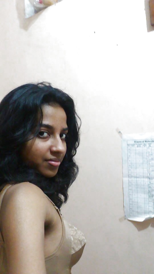 Cute looking Kerala girl invites you to see her hot pictures
