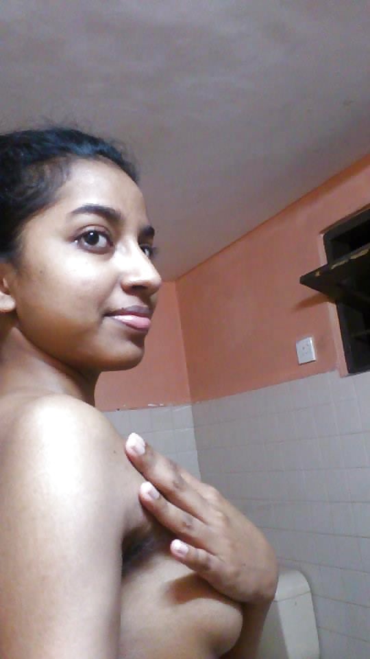 Cute looking Kerala girl invites you to see her hot pictures