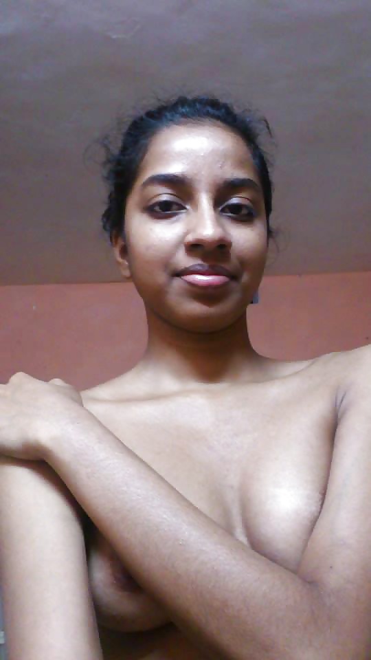 Cute looking Kerala girl invites you to see her hot pictures