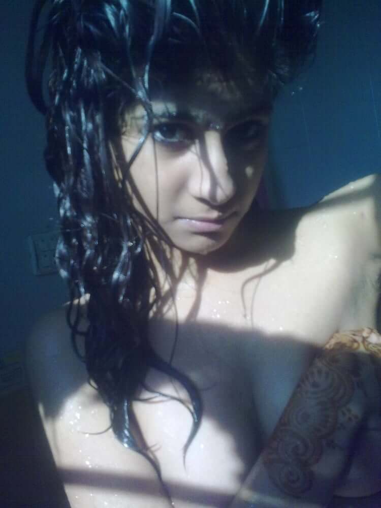 High-class sexy looking Desi teen naked pics