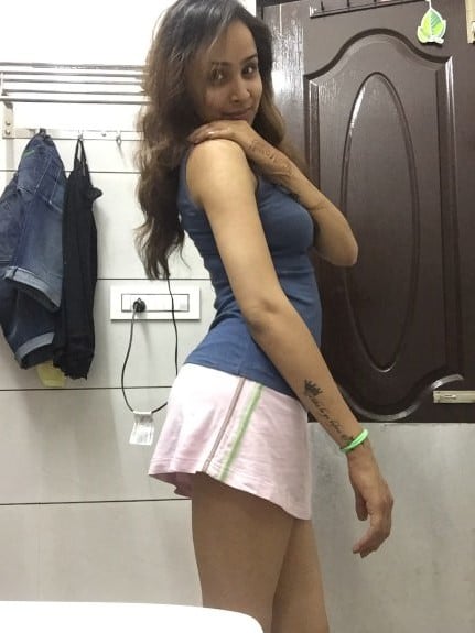 Hot Desi girl Sharmeen exposing her nude body on cam