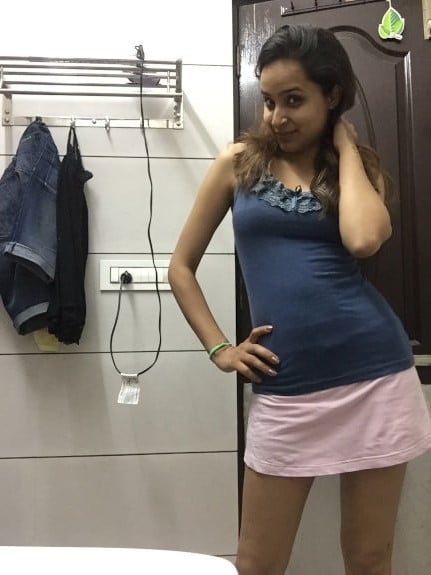 Hot Desi girl Sharmeen exposing her nude body on cam