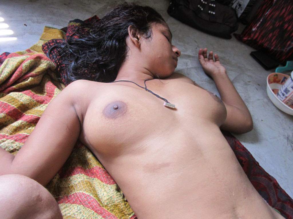 Bengaluru babe exposes Boobs and Spreads legs to reveal Pussy