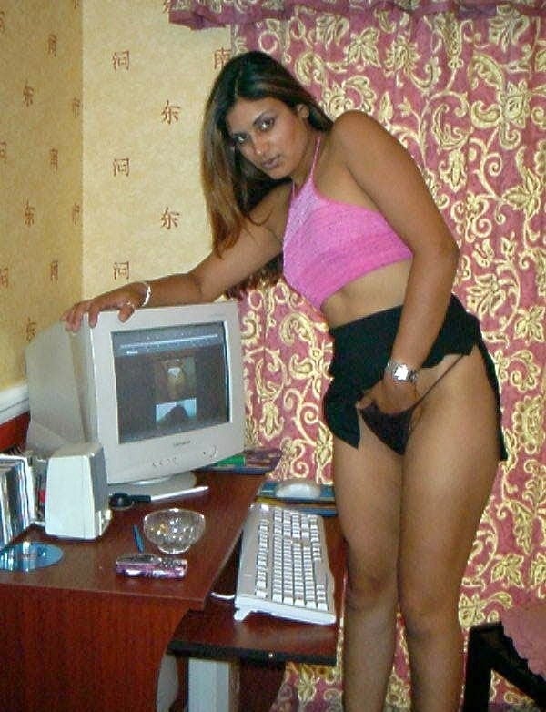 Busty Gujju bhabhi showing hairy cunt