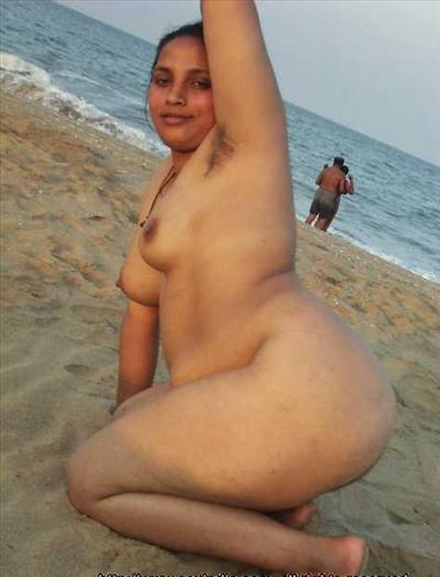 Outdoor sexy naked pictures of desi Indian bhabhi's!