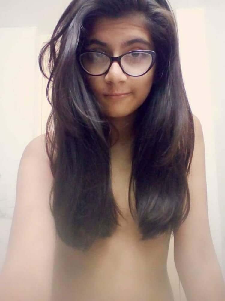 College girl's cute teen boobs pics