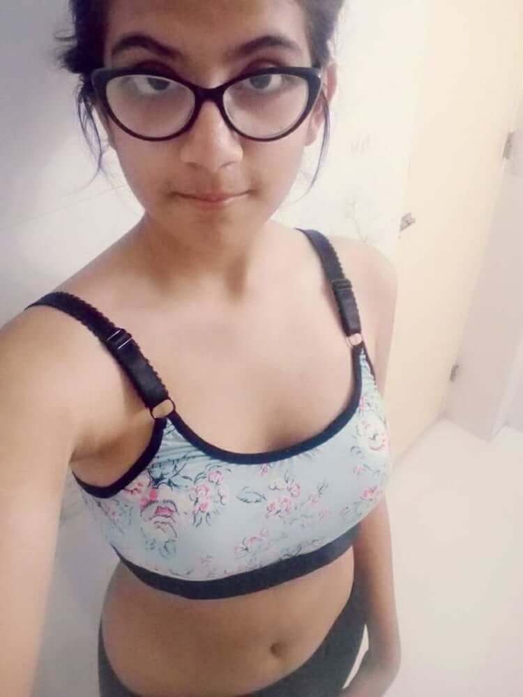 College girl's cute teen boobs pics