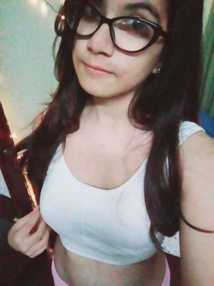 College girl's cute teen boobs pics