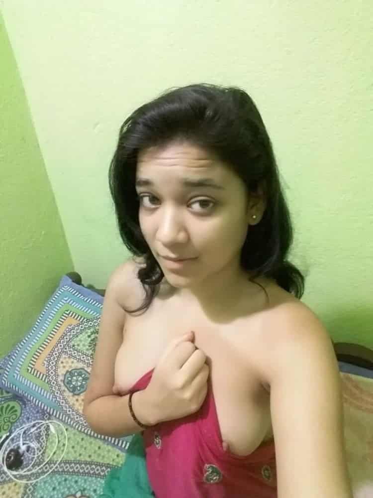 Mind-blowing cute Indian boob pics of a college girl