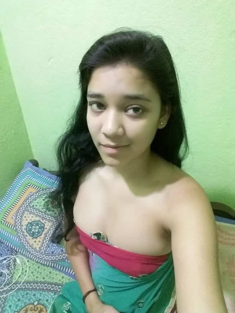 Mind-blowing cute Indian boob pics of a college girl