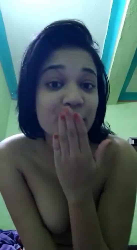 Mind-blowing cute Indian boob pics of a college girl