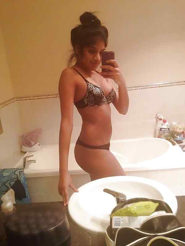 Girlfriends expose pussies for lover's in Selfies