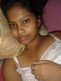 Desi girl nude photos of Desi teen exposing her topless body