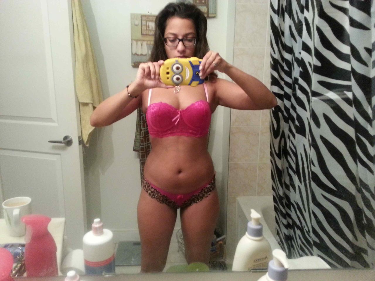 Desi Indian college teen girls click sexy naked selfies