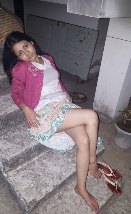 Bald Indian teen pussy show photos