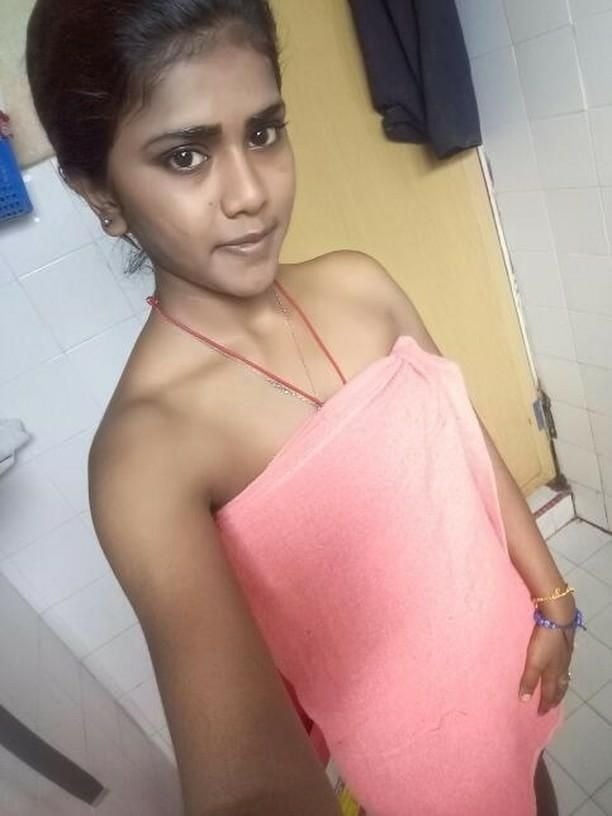 Slim hot nude Indian girl exposing pussy photos