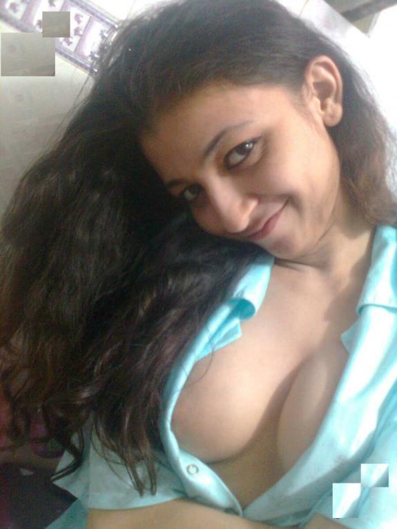 Indian boobs pics of a beautiful teen trying to seduce her boyfriend