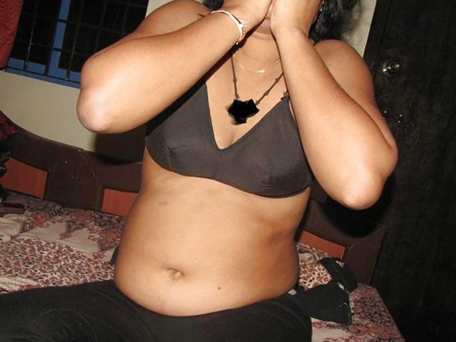 Smoking Desi Bhabhi nude photos