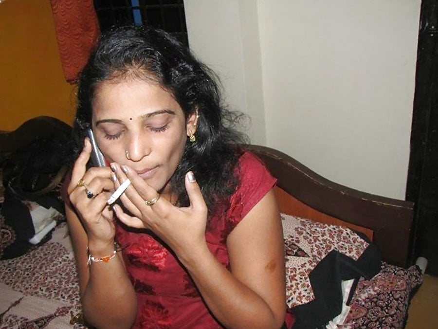 Smoking Desi Bhabhi nude photos