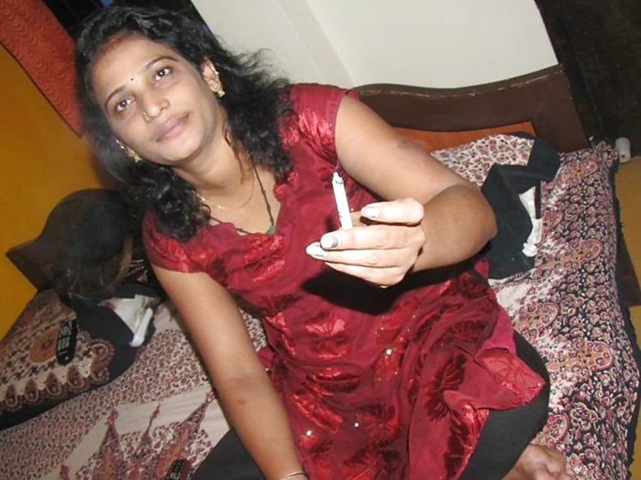 Smoking Desi Bhabhi nude photos
