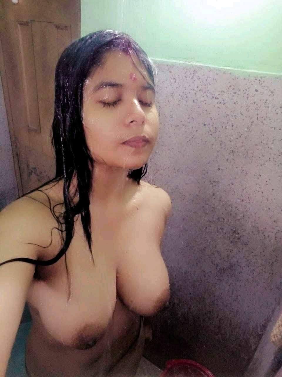 Bengali Boudi nude pics collection goes live