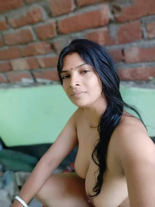 Bengali bhabhi nude pics shared on net by her secret lover