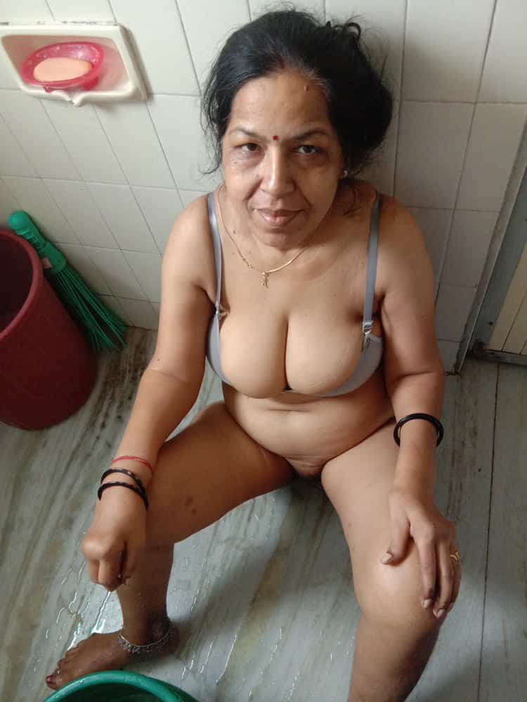 Mature Indian aunty nude pics gallery