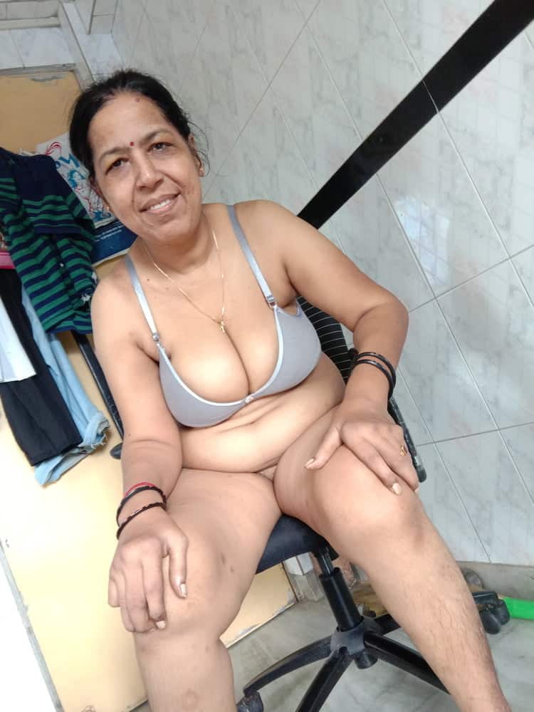 Mature Indian aunty nude pics gallery