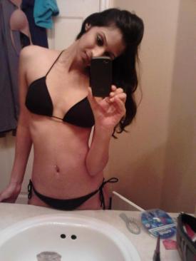 Sexy Indian babe flaunts her hot body