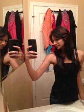 Sexy Indian babe flaunts her hot body