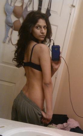 Sexy Indian babe flaunts her hot body