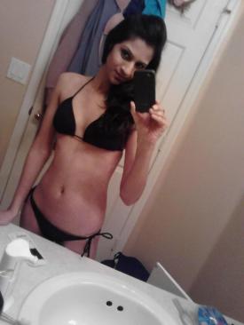 Sexy Indian babe flaunts her hot body