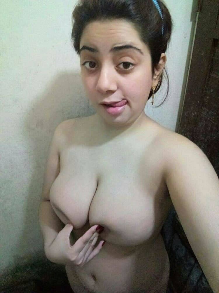 Desi Sexy Bhabhi nude photos shot by her hubby