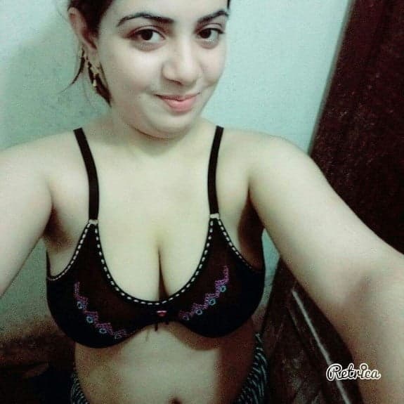 Desi Sexy Bhabhi nude photos shot by her hubby